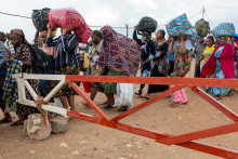Cudzinci, ktor&iacute; uviazli počas stretov stoja v rade na prekročenie hraničn&eacute;ho priechodu v Uvire. FOTO: Reutets