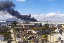 Sn&iacute;mka obrazovky z videa zobrazuje dym po hav&aacute;rii lietadla v Toluce v Mexiku. FOTO: Reuters/C5 STATE OF MEXICO