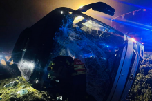 Nehoda diaľkov&eacute;ho autobusu. FOTO: Facebook pol&iacute;cie Slovenskej republiky