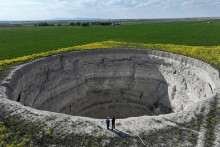 Tureck&uacute; provinciu Konya tr&aacute;pia stovky j&aacute;m. P&ocirc;da sa tam prepad&aacute; kv&ocirc;li dlh&eacute;mu suchu a nadmern&eacute;mu čerpaniu podzemnej vody. (5. decembra 2025)