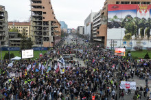 &Scaron;tudenti protestuj&uacute; proti vl&aacute;dnemu pren&aacute;jmu pozemku Jaredovi Kushnerovi, zaťovi americk&eacute;ho prezidenta Donalda Trumpa, na projekt hotela (24. marca 2025). FOTO: Reuters