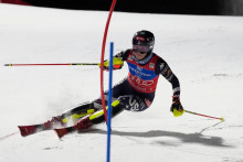 Americk&aacute; lyžiarka Mikaela Shiffrinov&aacute; počas pretekov 1. kola slalomu Svetov&eacute;ho poh&aacute;ra v alpskom lyžovan&iacute; vo franc&uacute;zskom lyžiarskom stredisku Courchevel. FOTO: TASR/AP