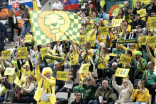 Na sn&iacute;mke fan&uacute;&scaron;ikovia Lev&iacute;c v z&aacute;verečnom 6. kole skupinovej f&aacute;zy LM F-skupiny Patrioti Levice - VEF Riga 16. decembra 2025 v Bratislave. FOTO: TASR/Pavel Neubauer