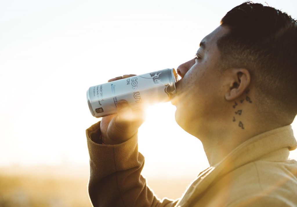 Muži, ktor&iacute; pij&uacute; v&auml;č&scaron;ie množstvo energetick&yacute;ch n&aacute;pojov, m&ocirc;žu byť vystaven&iacute; riziku vypad&aacute;vania vlasov.