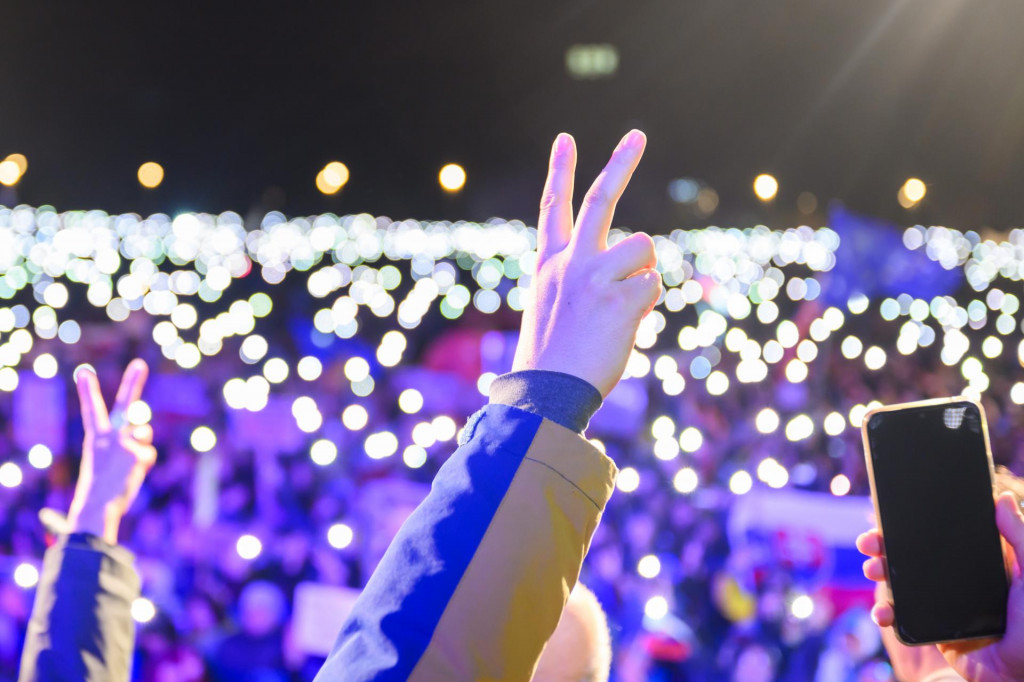 Na sn&iacute;mke ľudia spievaj&uacute; hymnu na proteste 17. novembra 2025. FOTO: TASR/Jaroslav Nov&aacute;k
