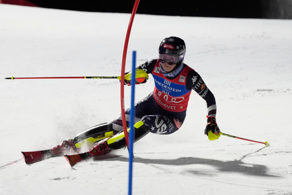 Americk&aacute; lyžiarka Mikaela Shiffrinov&aacute; počas pretekov 1. kola slalomu Svetov&eacute;ho poh&aacute;ra v alpskom lyžovan&iacute; vo franc&uacute;zskom lyžiarskom stredisku Courchevel. FOTO: TASR/AP