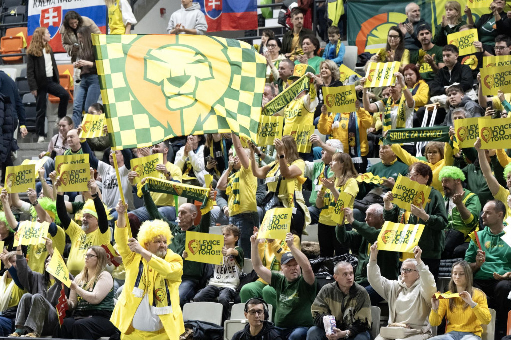Na sn&iacute;mke fan&uacute;&scaron;ikovia Lev&iacute;c v z&aacute;verečnom 6. kole skupinovej f&aacute;zy LM F-skupiny Patrioti Levice - VEF Riga 16. decembra 2025 v Bratislave. FOTO: TASR/Pavel Neubauer