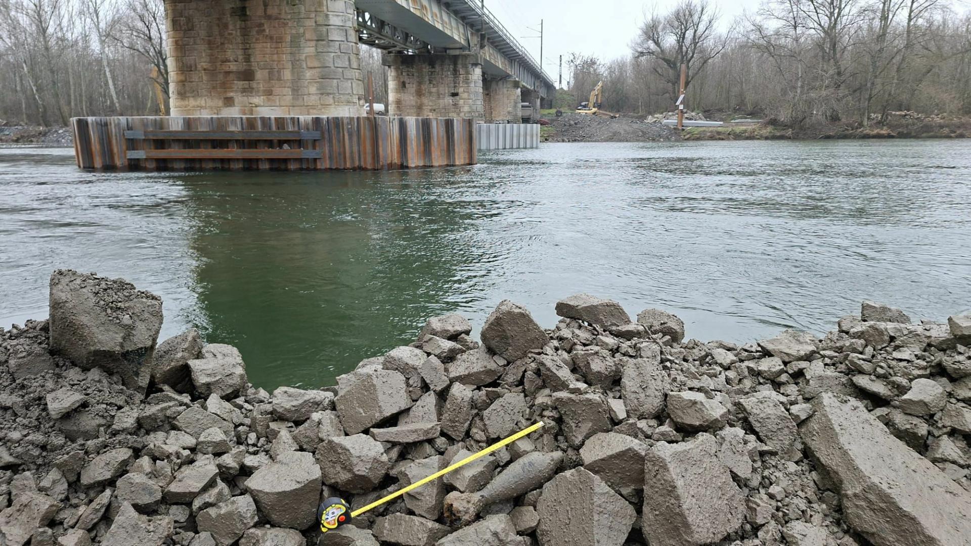 Pri železničnom moste medzi Šaľou a Trnovcom nad Váhom našli bombu z druhej svetovej vojny