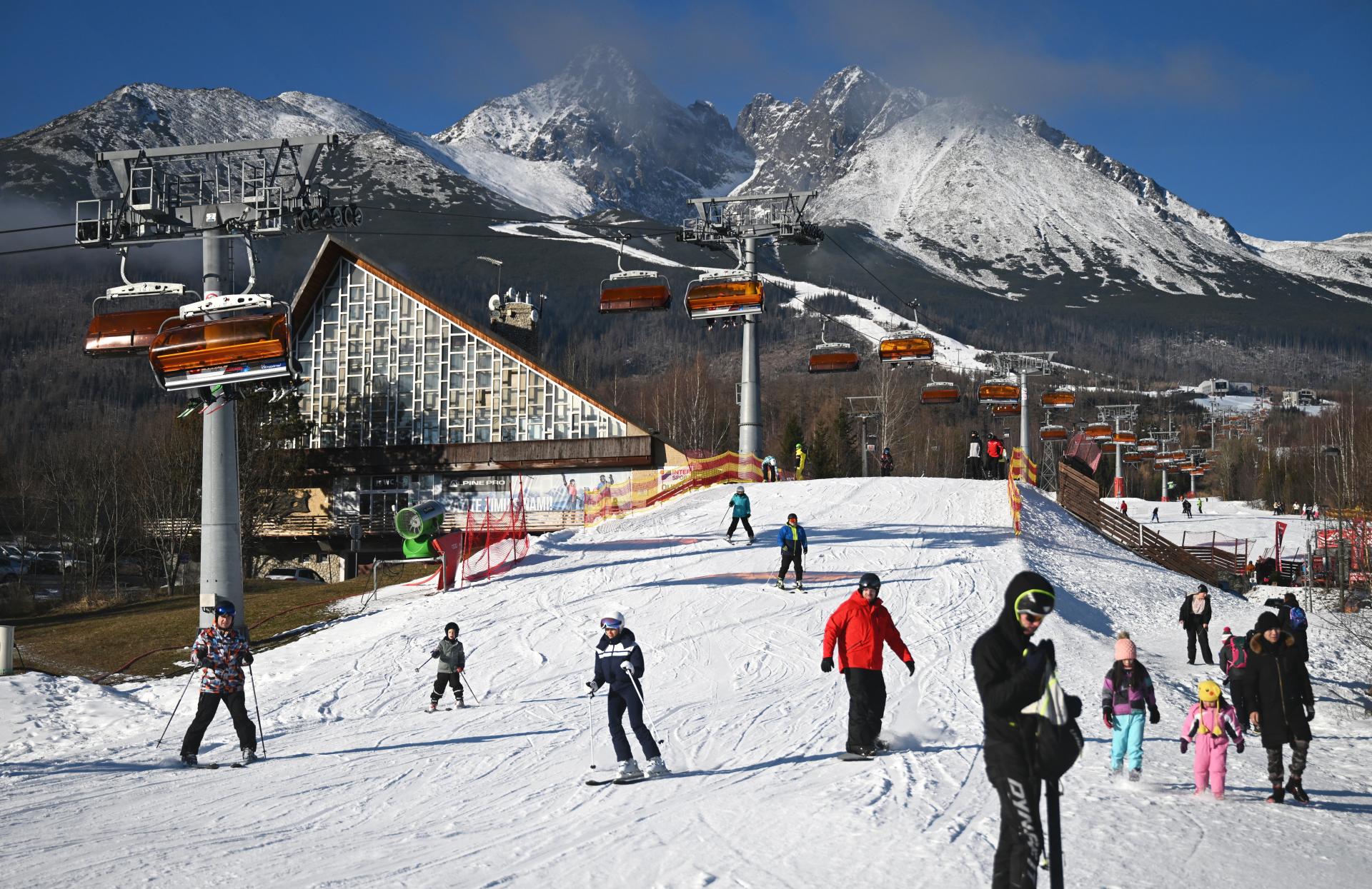 Lyžovačka v Tatranskej Lomnici sa začne v sobotu, na zjazd zo Skalnatého plesa si však turisti ešte počkajú