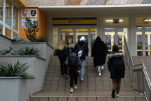 Novela by mala byť &uacute;činn&aacute; od janu&aacute;ra bud&uacute;ceho roka v nadv&auml;znosti na &uacute;činnosť novely z&aacute;kona o pedagogick&yacute;ch zamestnancoch a odborn&yacute;ch zamestnancoch. FOTO: TASR/Miroslav Ko&scaron;&iacute;rer