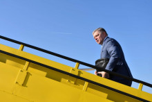 Na sn&iacute;mke premi&eacute;r Robert Fico nastupuje do lietadla na letisku M.R. &Scaron;tef&aacute;nika v Bratislave. FOTO: TASR/Martin Žigo