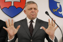 Vl&aacute;da Roberta Fica na&scaron;la hranice toho, čo jej inak tolerantn&eacute; slovensk&eacute; in&scaron;tit&uacute;cie dovolia. FOTO: HN/Peter Mayer