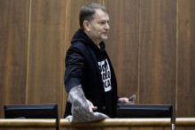 Na sn&iacute;mke poslanec Igor Matovič (Hnutie Slovensko) poklad&aacute; na pr&aacute;zdne miesta hadry poslancov Hlas-SD počas 44. sch&ocirc;dze NR SR. Opozičn&iacute; poslanci zvolali 44. sch&ocirc;dzu NR SR k vysloveniu ned&ocirc;very ministrovi dopravy SR Jozefovi R&aacute;žovi, parlament ale nebol uzn&aacute;&scaron;aniaschopn&yacute; 1. decembra 2025 v Bratislave. FOTO TASR - Martin Baumann FOTO: Martin Baumann