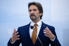 Minister obrany Robert Kaliň&aacute;k v&iacute;ta pr&iacute;spevok obrann&eacute;ho priemyslu k rozvoju slovenskej ekonomiky. FOTO: TASR: J. Kotian