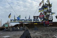 Dopravn&aacute; značka s n&aacute;pisom &bdquo;Kupiansk&aacute; oblasť&rdquo; neďaleko frontov&eacute;ho mesta Kupiansk na Ukrajine. FOTO: Reuters