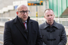 Na sn&iacute;mke naľavo minister dopravy Jozef R&aacute;ž ml.. FOTO: TASR/Daniel Stehl&iacute;k