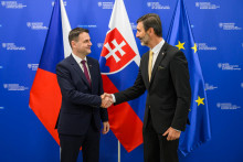 Na sn&iacute;mke sprava minister zahraničn&yacute;ch vec&iacute; a eur&oacute;pskych z&aacute;ležitost&iacute; Juraj Blan&aacute;r (Smer-SD) a minister zahraničn&yacute;ch vec&iacute; Českej republiky Petr Macinka počas spoločn&eacute;ho stretnutia v Bratislave. FOTO: TASR/Jaroslav Nov&aacute;k