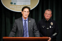 Na sn&iacute;mke okresn&yacute; prokur&aacute;tor okresu Los Angeles Nathan J. Hochman spolu s n&aacute;čeln&iacute;kom policajn&eacute;ho oddelenia v Los Angeles Jimom McDonnellom. FOTO: REUTERS