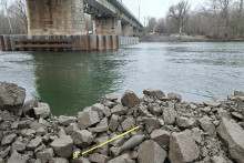 Na železničnom moste pri Trnovci nad V&aacute;hom sa na&scaron;la nevybuchnut&aacute; bomba z II. svetovej vojny. FOTO: Facebook/Ministerstvo dopravy SR