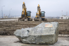 V&yacute;stavba nemocnice m&aacute; byť financovan&aacute; z pl&aacute;nu obnovy, dvoch percent v&yacute;davkov na obranu a v men&scaron;ej miere z verejn&eacute;ho rozpočtu.