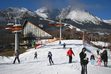 Na sn&iacute;mke lyžiari počas lyžovačky v lyžiarskom stredisku v Tatranskej Lomnici vo Vysok&yacute;ch Tatr&aacute;ch 25. decembra 2024. FOTO: TASR/Franti&scaron;ek Iv&aacute;n