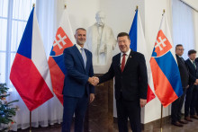 Predseda Poslaneckej snemovne Parlamentu ČR Tomio Okamura (uprostred vpravo) a predseda N&aacute;rodnej rady Richard Ra&scaron;i. FOTO: TASR/Barbora Vizv&aacute;ryov&aacute;