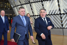 Zľava slovensk&yacute; premi&eacute;r Robert Fico a predseda predsedn&iacute;ctva Bosny a Hercegoviny Željko Kom&scaron;ič. FOTO: TASR/Martin Žigo