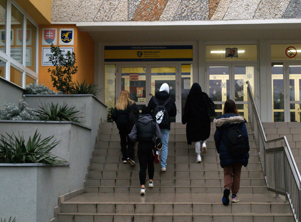 Novela by mala byť &uacute;činn&aacute; od janu&aacute;ra bud&uacute;ceho roka v nadv&auml;znosti na &uacute;činnosť novely z&aacute;kona o pedagogick&yacute;ch zamestnancoch a odborn&yacute;ch zamestnancoch. FOTO: TASR/Miroslav Ko&scaron;&iacute;rer