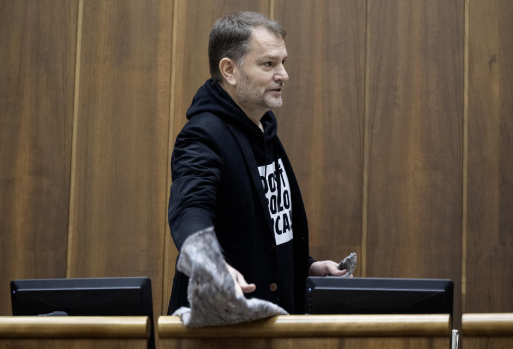 Na sn&iacute;mke poslanec Igor Matovič (Hnutie Slovensko) poklad&aacute; na pr&aacute;zdne miesta hadry poslancov Hlas-SD počas 44. sch&ocirc;dze NR SR. Opozičn&iacute; poslanci zvolali 44. sch&ocirc;dzu NR SR k vysloveniu ned&ocirc;very ministrovi dopravy SR Jozefovi R&aacute;žovi, parlament ale nebol uzn&aacute;&scaron;aniaschopn&yacute; 1. decembra 2025 v Bratislave. FOTO TASR - Martin Baumann FOTO: Martin Baumann