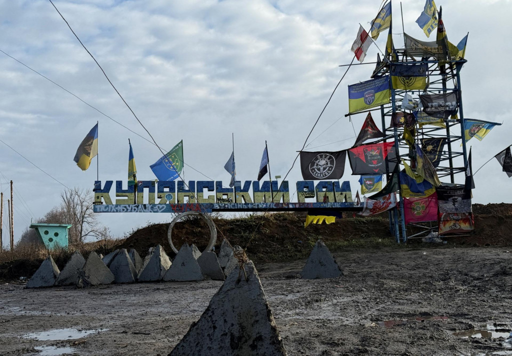 Dopravn&aacute; značka s n&aacute;pisom &bdquo;Kupiansk&aacute; oblasť&rdquo; neďaleko frontov&eacute;ho mesta Kupiansk na Ukrajine. FOTO: Reuters