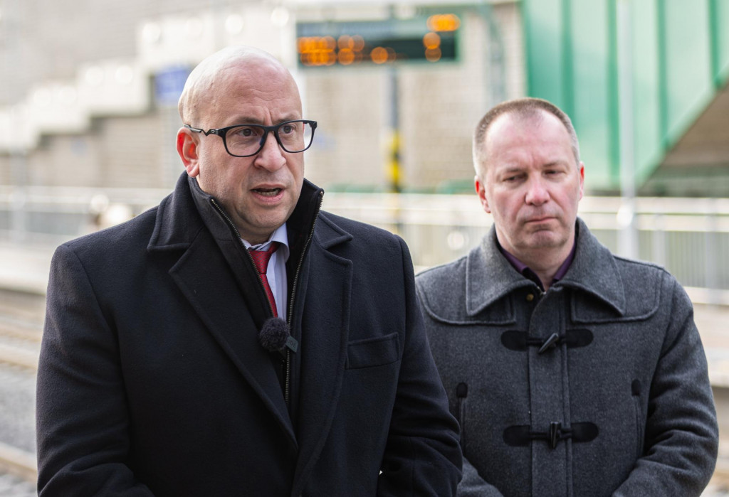 Na sn&iacute;mke naľavo minister dopravy Jozef R&aacute;ž ml.. FOTO: TASR/Daniel Stehl&iacute;k