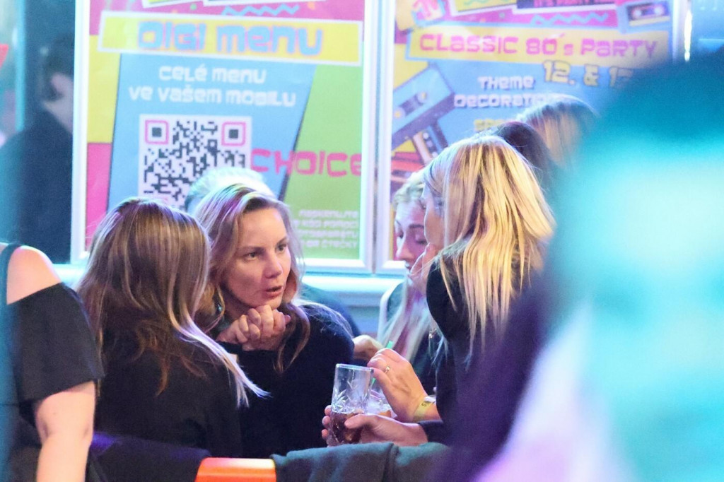 Vdova Nikola Hezucka na kare po pohrebe v pražskej re&scaron;taur&aacute;cii p&ocirc;sobila zmierene s ťažkou ranou osudu.