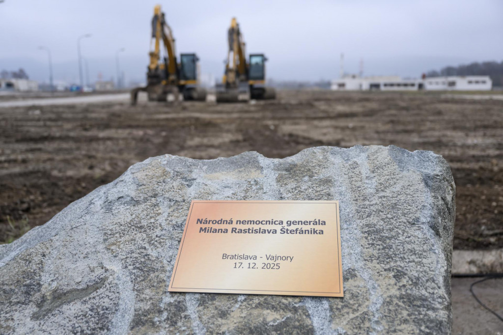 Na sn&iacute;mke z&aacute;kladn&yacute; kameň pri pr&iacute;ležitosti ofici&aacute;lneho začiatku stavby novej koncovej N&aacute;rodnej nemocnice gener&aacute;la Milana Rastislava &Scaron;tef&aacute;nika vo Vajnoroch v Bratislave. FOTO: TASR/Jaroslav Nov&aacute;k