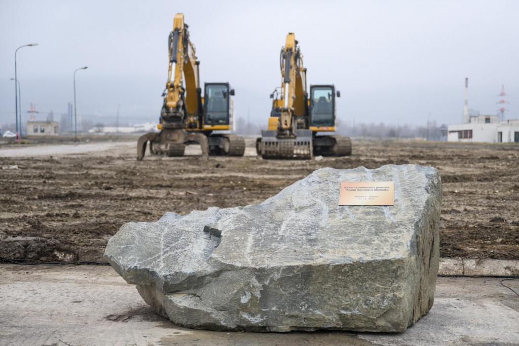 V&yacute;stavba nemocnice m&aacute; byť financovan&aacute; z pl&aacute;nu obnovy, dvoch percent v&yacute;davkov na obranu a v men&scaron;ej miere z verejn&eacute;ho rozpočtu.