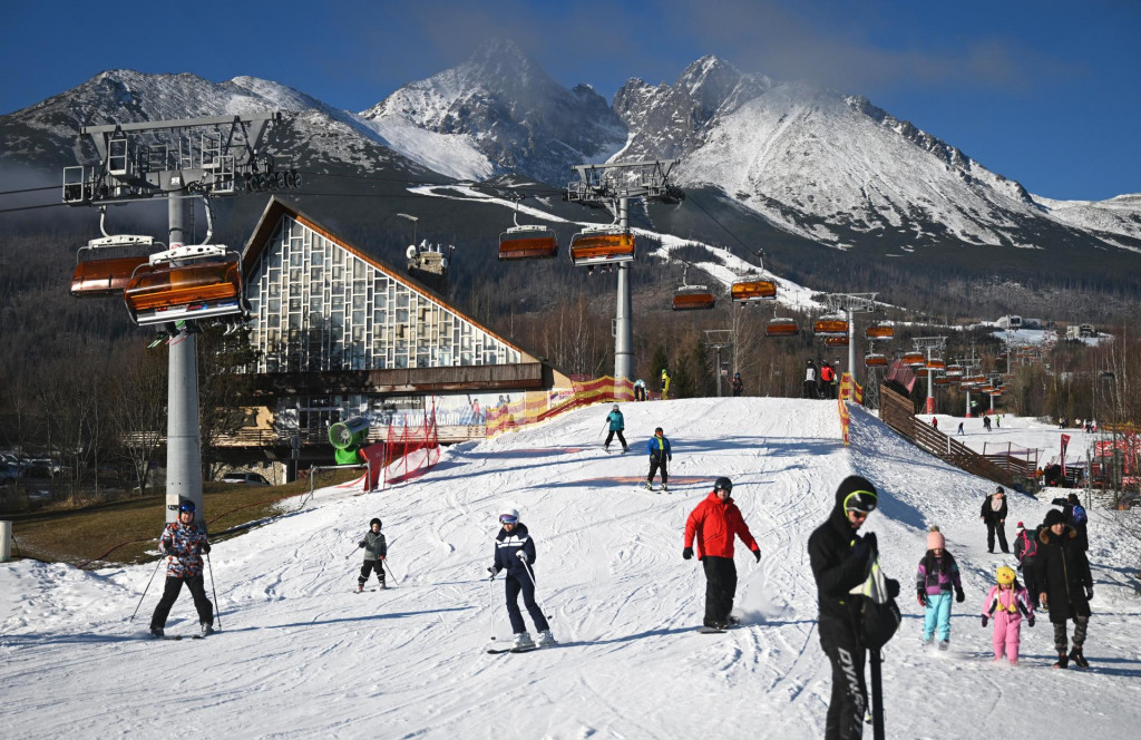 Na sn&iacute;mke lyžiari počas lyžovačky v lyžiarskom stredisku v Tatranskej Lomnici vo Vysok&yacute;ch Tatr&aacute;ch 25. decembra 2024. FOTO: TASR/Franti&scaron;ek Iv&aacute;n