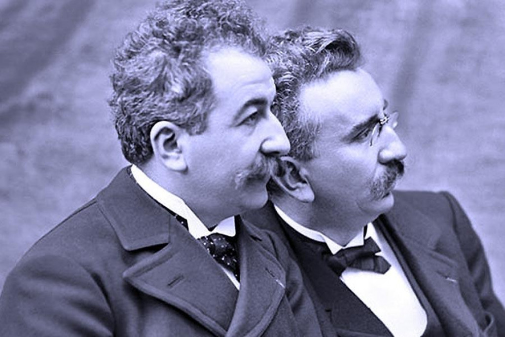 Auguste (v popred&iacute;) a Louis Lumi&egrave;rovci