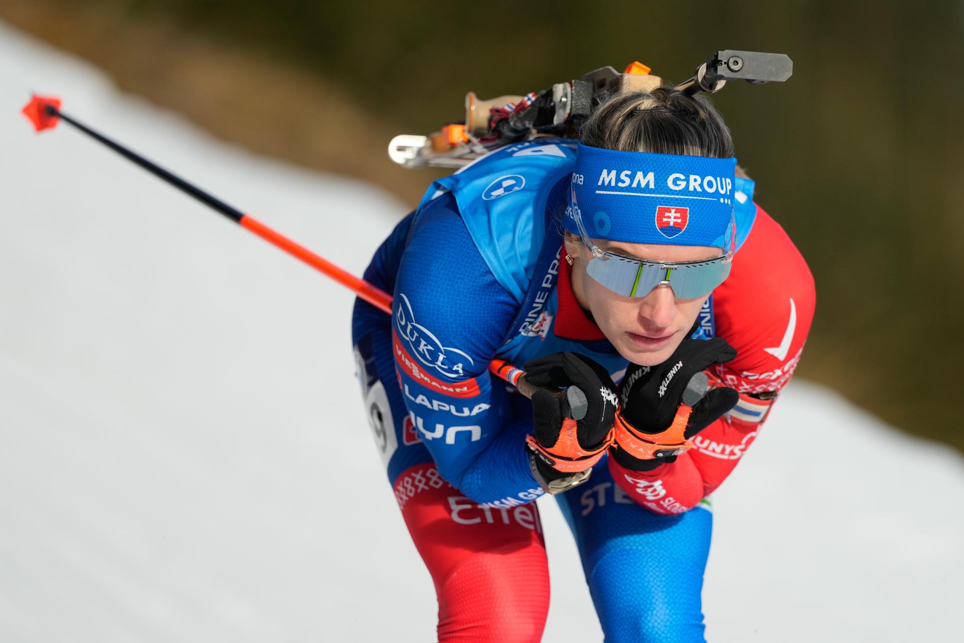 Čistá streľba Bátovskej Fialkovej. Naša biatlonistka skončila tesne za stupňami víťazov vo Svetovom pohári