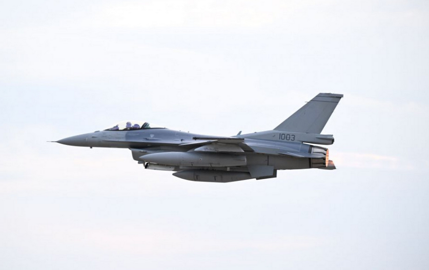 Prílet ďalších troch stíhačiek F-16 na Slovensko odložili pre počasie