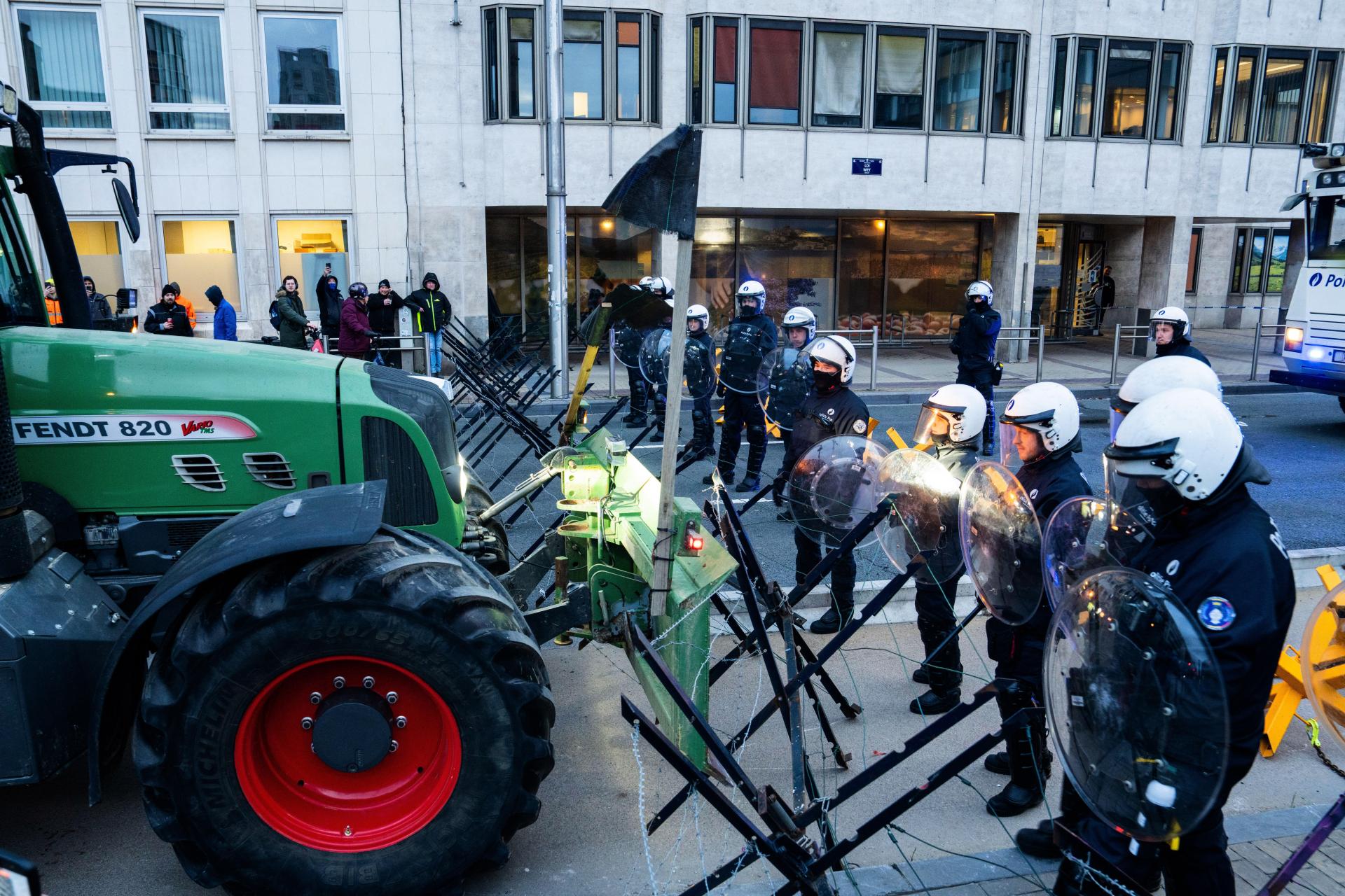 Brusel zaplavili traktory. Tisíce farmárov protestujú proti škrtom financií, ohrozené sú najmä veľké podniky
