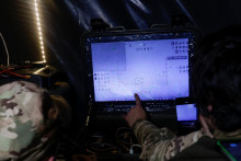 Ilustračn&aacute; sn&iacute;mka ukrajinsk&eacute;ho vojaka ovl&aacute;daj&uacute;ceho dron. FOTO: REUTERS