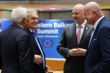 Zľava predseda Eur&oacute;pskej rady Ant&oacute;nio Costa, maďarsk&yacute; premi&eacute;r Viktor Orb&aacute;n, bulharsk&yacute; premi&eacute;r Rosen Žeľazkov a rak&uacute;sky kancel&aacute;r Christian Stocker. FOTO: TASR/AP