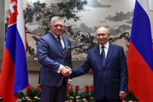 Rusk&yacute; prezident Vladimir Putin (vpravo) a slovensk&yacute; premi&eacute;r Robert Fico si pod&aacute;vaj&uacute; ruky počas stretnutia v Pekingu (2. septembra 2025). FOTO: REUTERS