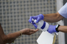 Etanol je dnes s&uacute;časťou v&auml;č&scaron;iny dezinfekci&iacute;, či už dom&aacute;cich alebo priemyseln&yacute;ch. Vyr&aacute;ba sa buď synteticky, alebo klasicky ferment&aacute;ciou cukrov. FOTO: REUTERS