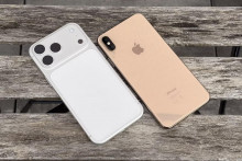 Apple pri modeloch iPhone s pr&iacute;vlastkom Max pre&scaron;iel už skutočne dlh&uacute; cestu. Na sn&iacute;mke aktu&aacute;lny iPhone 17 Pro Max a prv&yacute; iPhone XS Max.