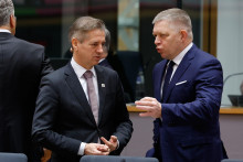 Slovensk&yacute; premi&eacute;r Robert Fico (vpravo) sa rozpr&aacute;va so svoj&iacute;m slovinsk&yacute;m partnerom Robertom Golobom počas rokovania za okr&uacute;hlym stolom na summite E&Uacute;. FOTO: TASR/AP
