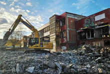 Star&aacute; po&scaron;ta v D&uacute;bravke sa b&uacute;ra. Nahrad&iacute; ju polyfunkčn&yacute; komplex od investora Macho Consulting.

FOTO: MČ D&uacute;bravka