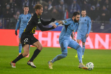 Na sn&iacute;mke zľava Filip Helander (H&auml;cken) a Tigran Barseghjan (Slovan). FOTO: TASR/Jaroslav Nov&aacute;k