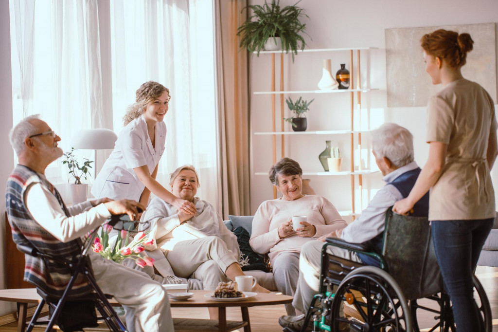 Novinkou je možnosť využ&iacute;vať pr&iacute;spevok na pomoc pri odk&aacute;zanosti až tromi opatrovateľmi.