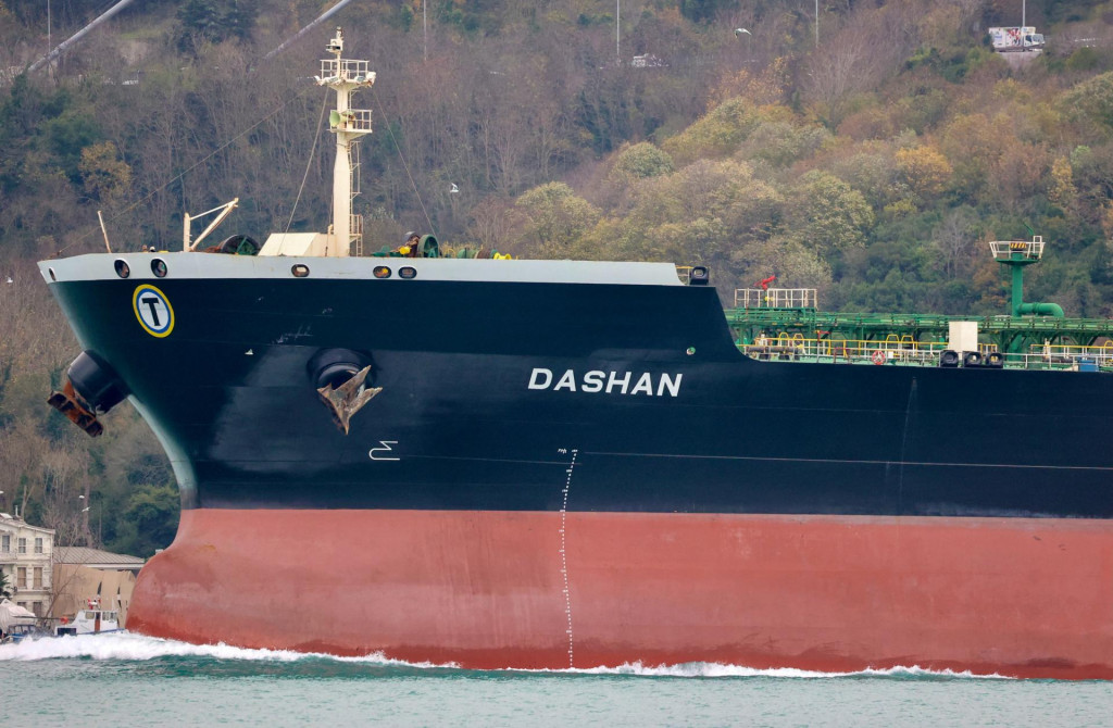 Tanker z ruskej tieňovej flotily zachyten&yacute;, ako prech&aacute;dza cez Bosporsk&yacute; prieliv na ceste do Čierneho mora v Istanbule v Turecku. FOTO: REUTERS