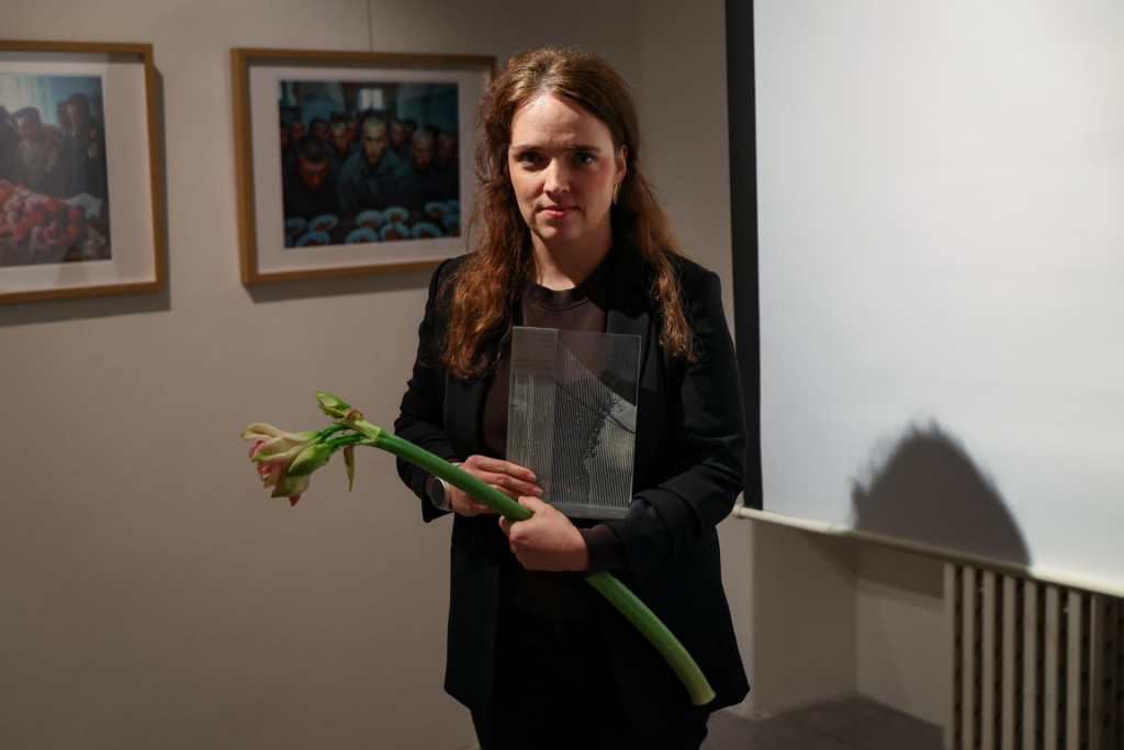 Lenka Lind&aacute;k Lukačovičov&aacute; si preber&aacute; ocenenie Fotografka roka. FOTO: TASR/Pavol Zachar